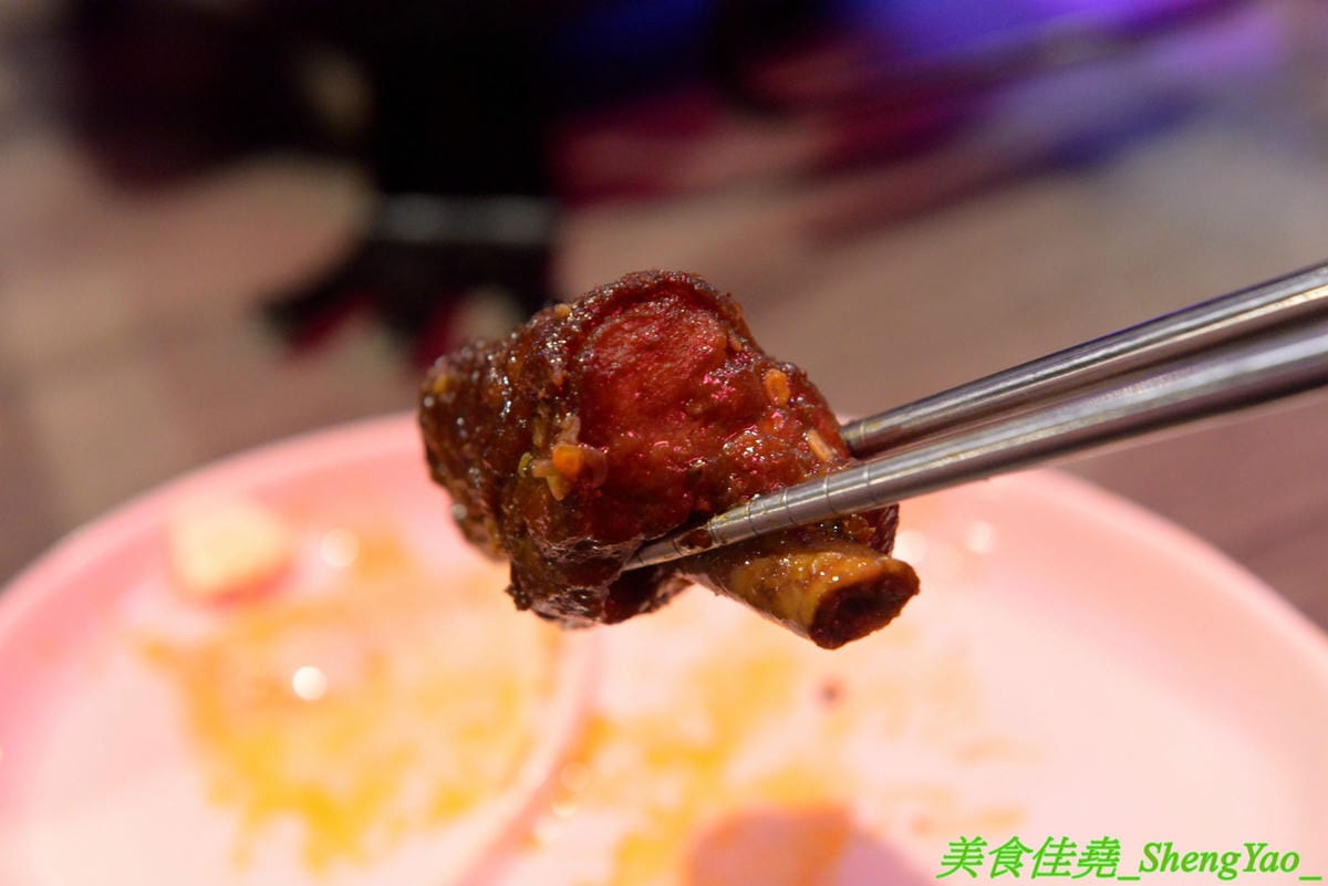 [彰化]水貨烤魚火鍋 彰化店 – 彰化也吃得到正宗重慶麻辣烤魚了,海底世界為主題,裝潢結合夜店風、工業風和店家設計的奇幻網美風等多元素,好拍程度不輸台中店,每天晚上還有彰化店才有的川