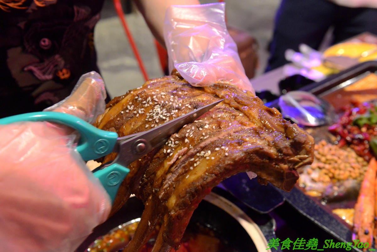 [彰化]水貨烤魚火鍋 彰化店 – 彰化也吃得到正宗重慶麻辣烤魚了,海底世界為主題,裝潢結合夜店風、工業風和店家設計的奇幻網美風等多元素,好拍程度不輸台中店,每天晚上還有彰化店才有的川
