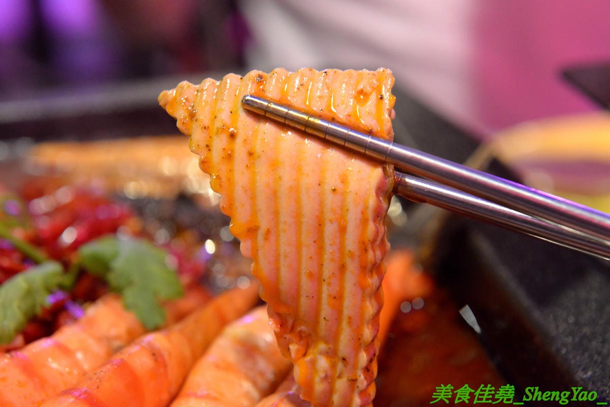 [彰化]水貨烤魚火鍋 彰化店 – 彰化也吃得到正宗重慶麻辣烤魚了,海底世界為主題,裝潢結合夜店風、工業風和店家設計的奇幻網美風等多元素,好拍程度不輸台中店,每天晚上還有彰化店才有的川