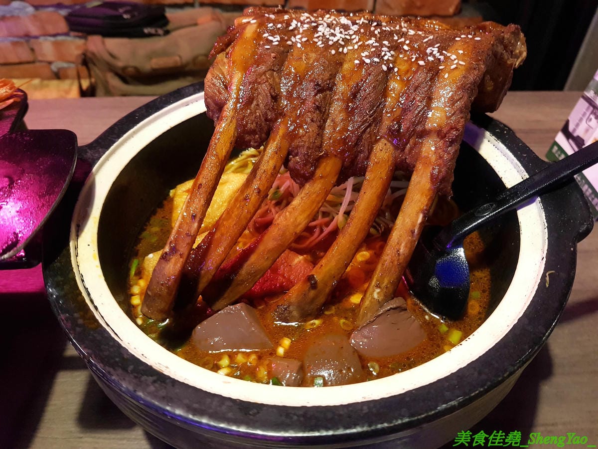 [彰化]水貨烤魚火鍋 彰化店 – 彰化也吃得到正宗重慶麻辣烤魚了,海底世界為主題,裝潢結合夜店風、工業風和店家設計的奇幻網美風等多元素,好拍程度不輸台中店,每天晚上還有彰化店才有的川