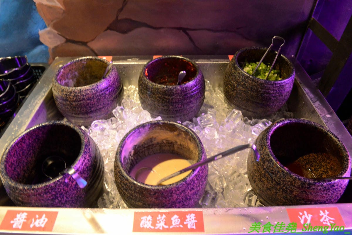 [彰化]水貨烤魚火鍋 彰化店 – 彰化也吃得到正宗重慶麻辣烤魚了,海底世界為主題,裝潢結合夜店風、工業風和店家設計的奇幻網美風等多元素,好拍程度不輸台中店,每天晚上還有彰化店才有的川