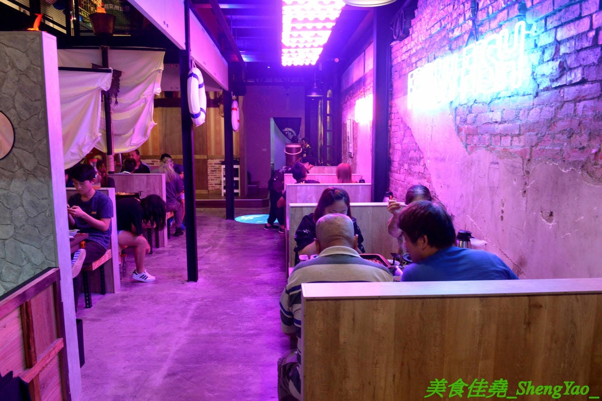 [彰化]水貨烤魚火鍋 彰化店 – 彰化也吃得到正宗重慶麻辣烤魚了,海底世界為主題,裝潢結合夜店風、工業風和店家設計的奇幻網美風等多元素,好拍程度不輸台中店,每天晚上還有彰化店才有的川