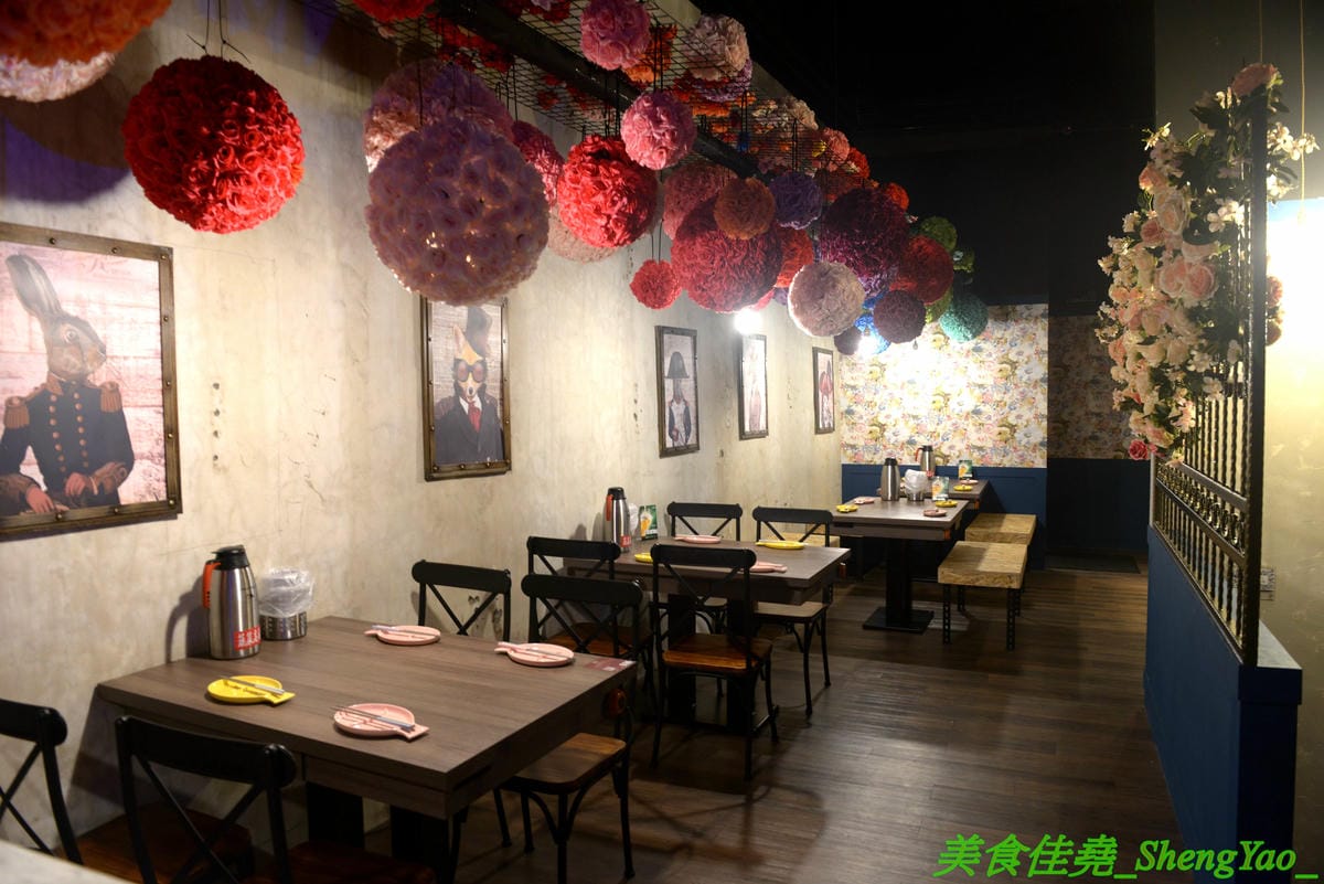 [彰化]水貨烤魚火鍋 彰化店 – 彰化也吃得到正宗重慶麻辣烤魚了,海底世界為主題,裝潢結合夜店風、工業風和店家設計的奇幻網美風等多元素,好拍程度不輸台中店,每天晚上還有彰化店才有的川