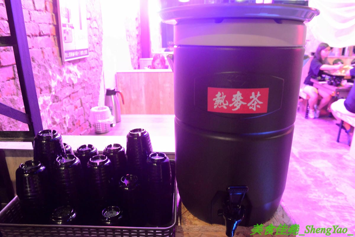 [彰化]水貨烤魚火鍋 彰化店 – 彰化也吃得到正宗重慶麻辣烤魚了,海底世界為主題,裝潢結合夜店風、工業風和店家設計的奇幻網美風等多元素,好拍程度不輸台中店,每天晚上還有彰化店才有的川