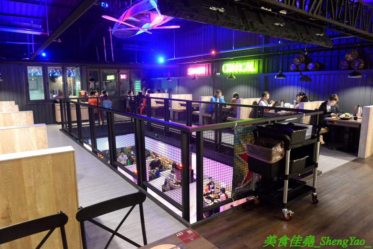[彰化]水貨烤魚火鍋 彰化店 – 彰化也吃得到正宗重慶麻辣烤魚了,海底世界為主題,裝潢結合夜店風、工業風和店家設計的奇幻網美風等多元素,好拍程度不輸台中店,每天晚上還有彰化店才有的川