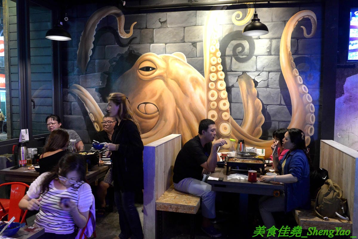 [彰化]水貨烤魚火鍋 彰化店 – 彰化也吃得到正宗重慶麻辣烤魚了,海底世界為主題,裝潢結合夜店風、工業風和店家設計的奇幻網美風等多元素,好拍程度不輸台中店,每天晚上還有彰化店才有的川
