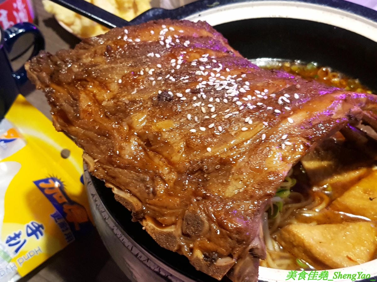[彰化]水貨烤魚火鍋 彰化店 – 彰化也吃得到正宗重慶麻辣烤魚了,海底世界為主題,裝潢結合夜店風、工業風和店家設計的奇幻網美風等多元素,好拍程度不輸台中店,每天晚上還有彰化店才有的川