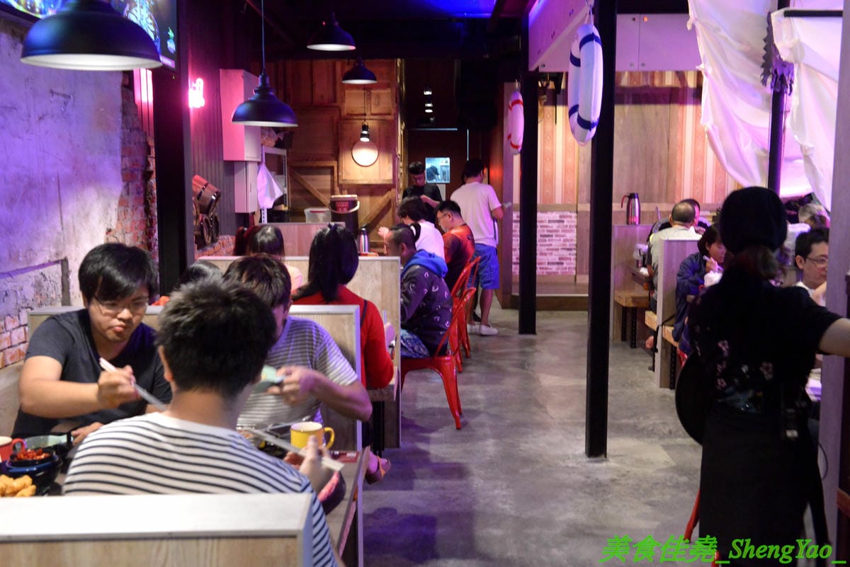 [彰化]水貨烤魚火鍋 彰化店 – 彰化也吃得到正宗重慶麻辣烤魚了,海底世界為主題,裝潢結合夜店風、工業風和店家設計的奇幻網美風等多元素,好拍程度不輸台中店,每天晚上還有彰化店才有的川
