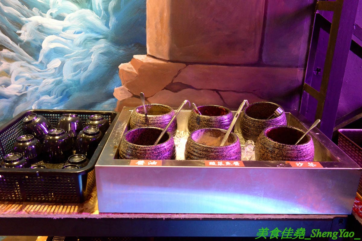 [彰化]水貨烤魚火鍋 彰化店 – 彰化也吃得到正宗重慶麻辣烤魚了,海底世界為主題,裝潢結合夜店風、工業風和店家設計的奇幻網美風等多元素,好拍程度不輸台中店,每天晚上還有彰化店才有的川