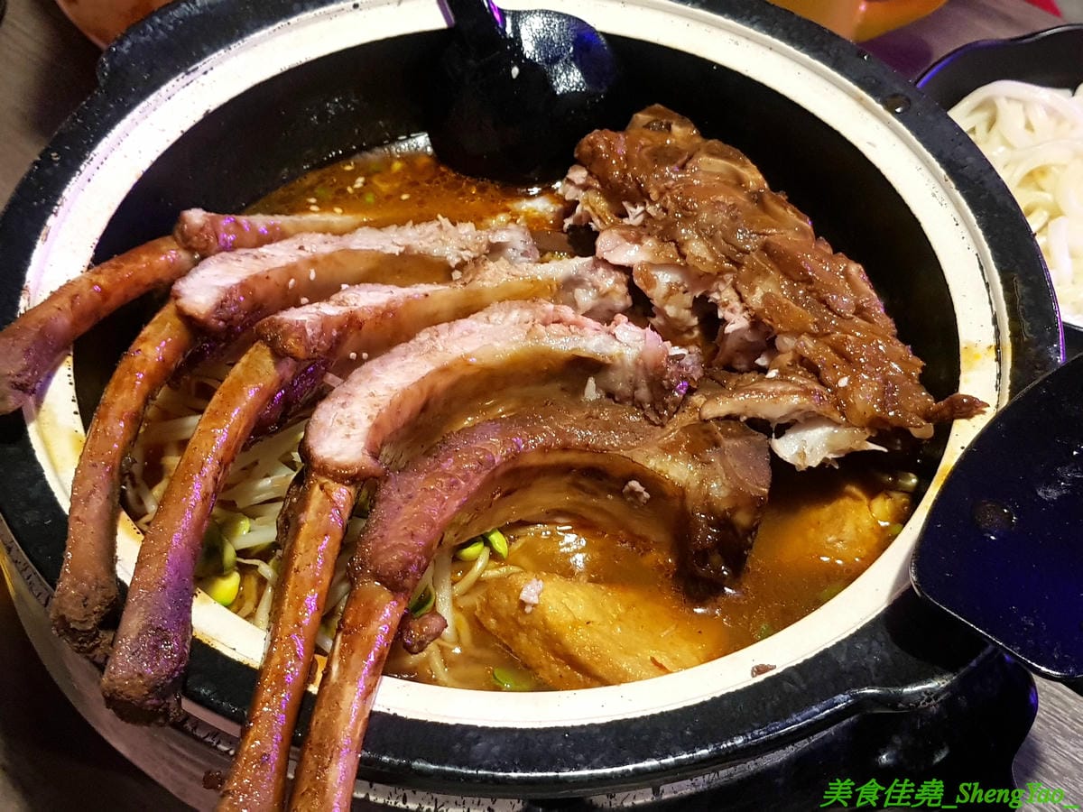 [彰化]水貨烤魚火鍋 彰化店 – 彰化也吃得到正宗重慶麻辣烤魚了,海底世界為主題,裝潢結合夜店風、工業風和店家設計的奇幻網美風等多元素,好拍程度不輸台中店,每天晚上還有彰化店才有的川