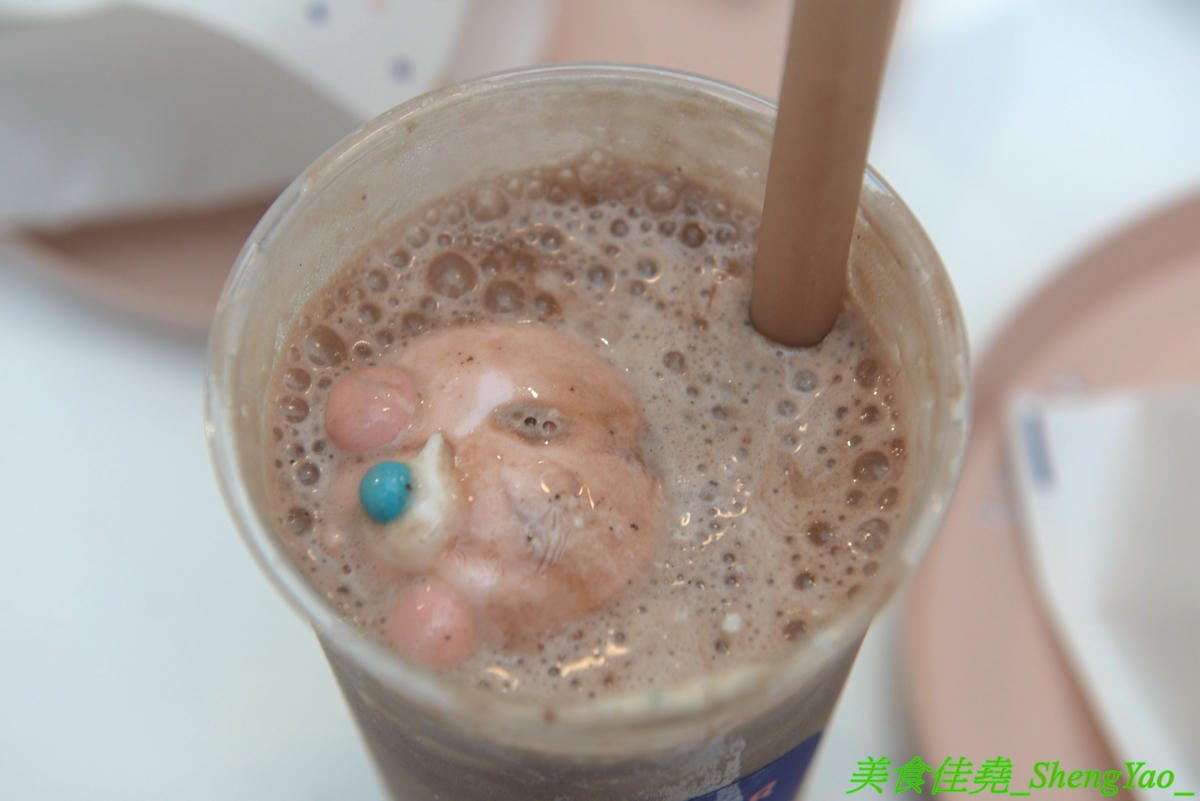 [台中北區]ㄇㄇ茶 MUR MUR CHA – 台中新開的創意茶飲咖啡店,粉色系少女心裝潢風格,還有可愛的小ㄇ精靈,餐點主打ㄈㄈ包,刈包內夾了台式炒麵、炸湯圓、珍珠冰淇淋,好特別又好好吃,價位不貴,停車