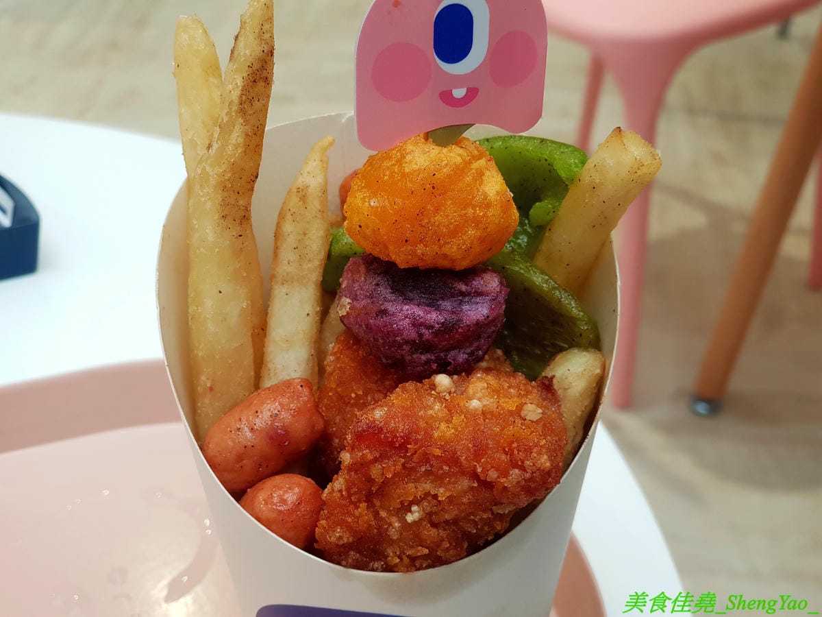 [台中北區]ㄇㄇ茶 MUR MUR CHA – 台中新開的創意茶飲咖啡店,粉色系少女心裝潢風格,還有可愛的小ㄇ精靈,餐點主打ㄈㄈ包,刈包內夾了台式炒麵、炸湯圓、珍珠冰淇淋,好特別又好好吃,價位不貴,停車
