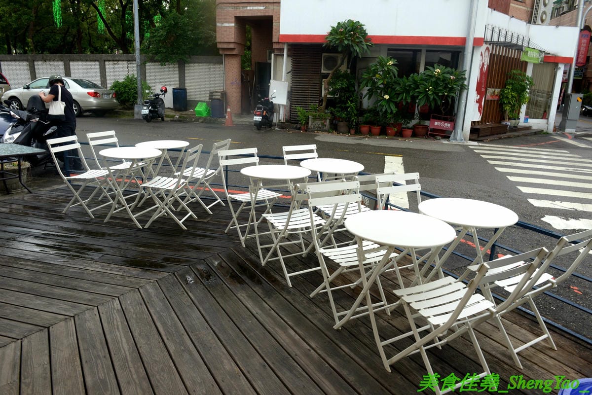 [台中北區]ㄇㄇ茶 MUR MUR CHA – 台中新開的創意茶飲咖啡店,粉色系少女心裝潢風格,還有可愛的小ㄇ精靈,餐點主打ㄈㄈ包,刈包內夾了台式炒麵、炸湯圓、珍珠冰淇淋,好特別又好好吃,價位不貴,停車