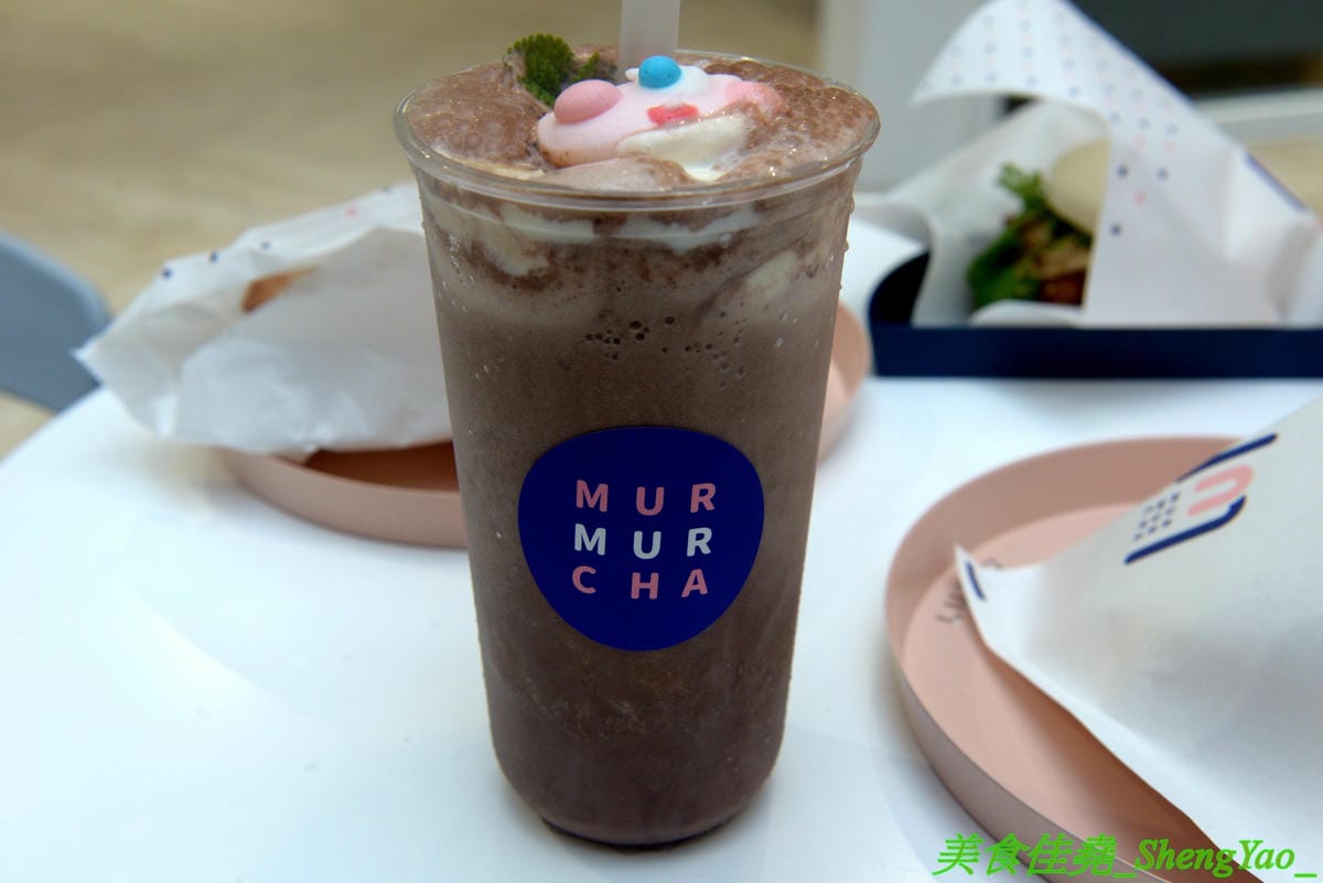 [台中北區]ㄇㄇ茶 MUR MUR CHA – 台中新開的創意茶飲咖啡店,粉色系少女心裝潢風格,還有可愛的小ㄇ精靈,餐點主打ㄈㄈ包,刈包內夾了台式炒麵、炸湯圓、珍珠冰淇淋,好特別又好好吃,價位不貴,停車