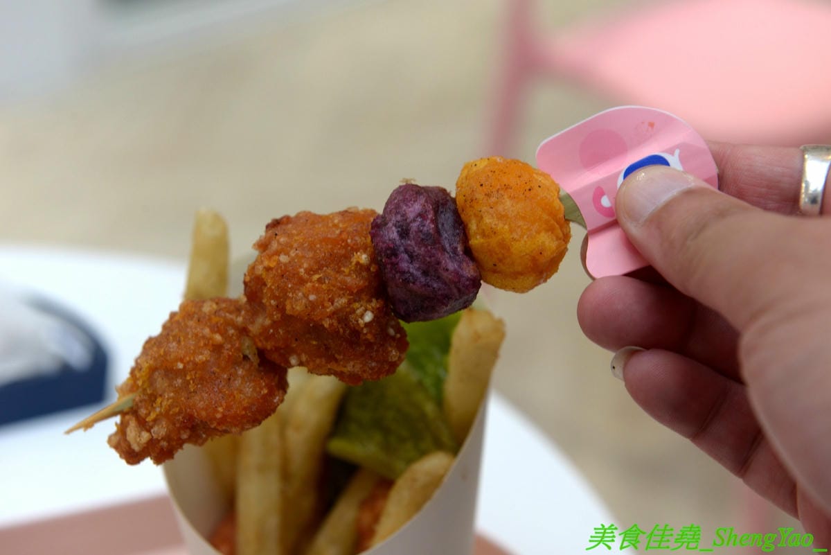 [台中北區]ㄇㄇ茶 MUR MUR CHA – 台中新開的創意茶飲咖啡店,粉色系少女心裝潢風格,還有可愛的小ㄇ精靈,餐點主打ㄈㄈ包,刈包內夾了台式炒麵、炸湯圓、珍珠冰淇淋,好特別又好好吃,價位不貴,停車