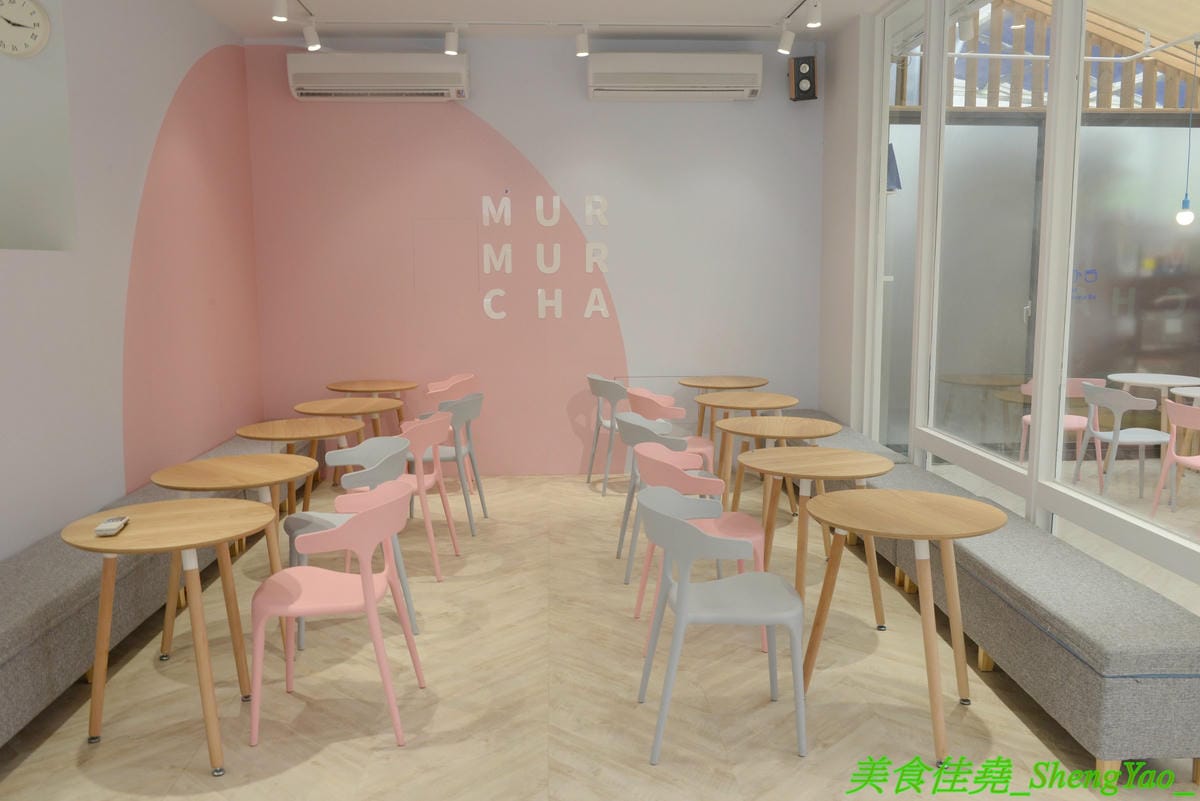 [台中北區]ㄇㄇ茶 MUR MUR CHA – 台中新開的創意茶飲咖啡店,粉色系少女心裝潢風格,還有可愛的小ㄇ精靈,餐點主打ㄈㄈ包,刈包內夾了台式炒麵、炸湯圓、珍珠冰淇淋,好特別又好好吃,價位不貴,停車