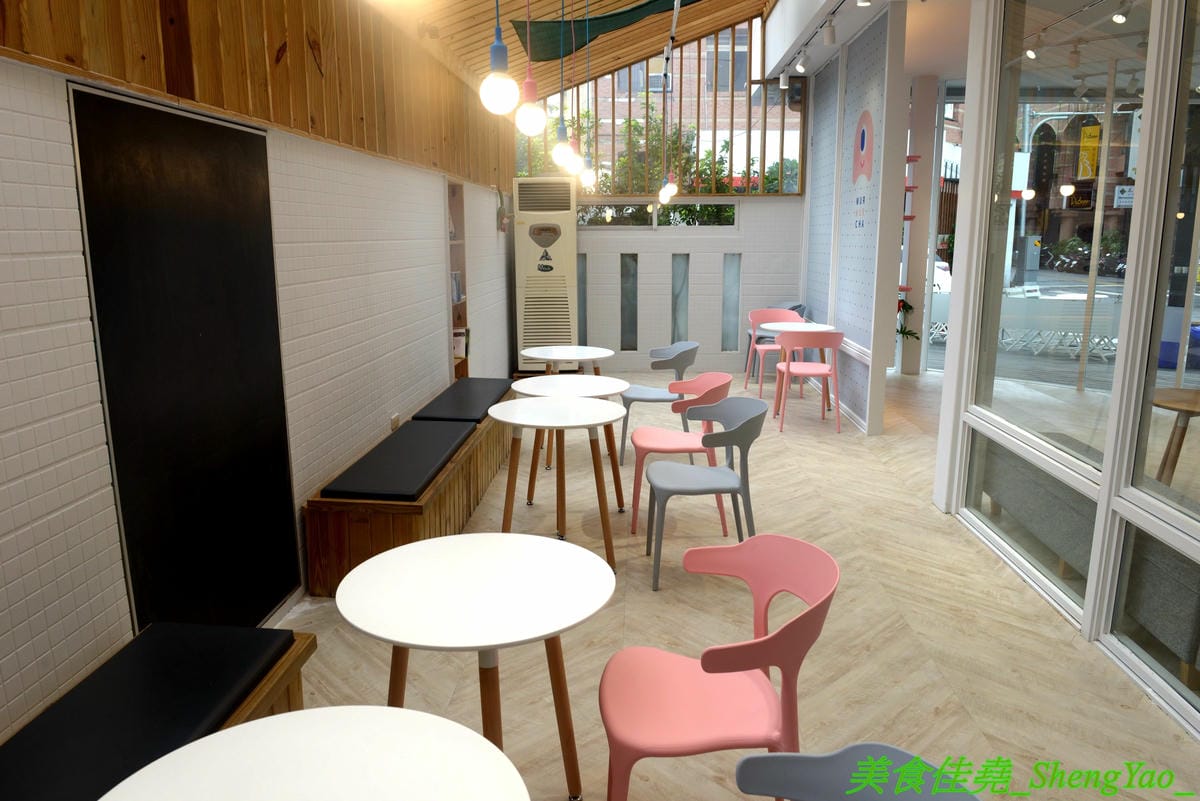 [台中北區]ㄇㄇ茶 MUR MUR CHA – 台中新開的創意茶飲咖啡店,粉色系少女心裝潢風格,還有可愛的小ㄇ精靈,餐點主打ㄈㄈ包,刈包內夾了台式炒麵、炸湯圓、珍珠冰淇淋,好特別又好好吃,價位不貴,停車