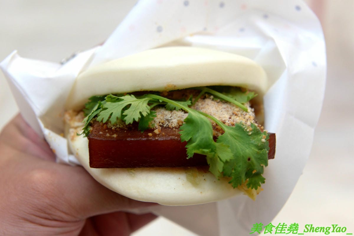 [台中北區]ㄇㄇ茶 MUR MUR CHA – 台中新開的創意茶飲咖啡店,粉色系少女心裝潢風格,還有可愛的小ㄇ精靈,餐點主打ㄈㄈ包,刈包內夾了台式炒麵、炸湯圓、珍珠冰淇淋,好特別又好好吃,價位不貴,停車