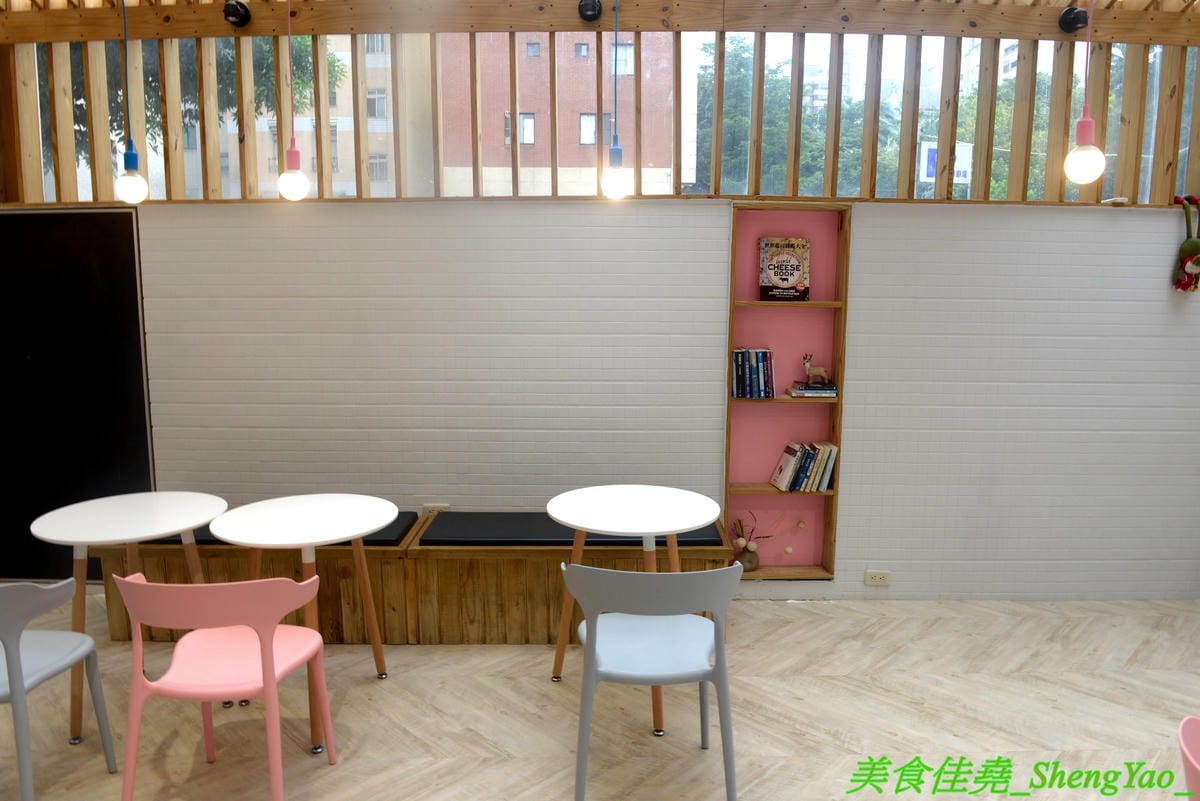 [台中北區]ㄇㄇ茶 MUR MUR CHA – 台中新開的創意茶飲咖啡店,粉色系少女心裝潢風格,還有可愛的小ㄇ精靈,餐點主打ㄈㄈ包,刈包內夾了台式炒麵、炸湯圓、珍珠冰淇淋,好特別又好好吃,價位不貴,停車