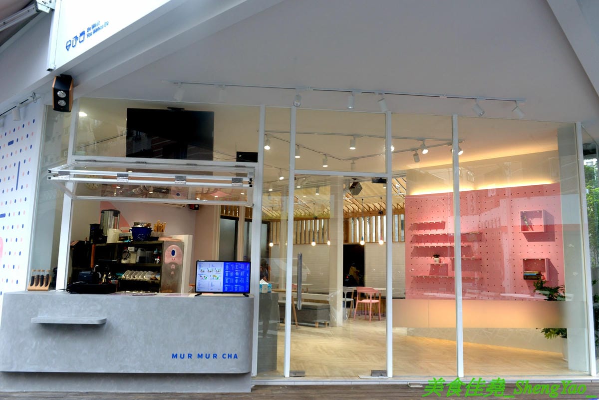 [台中北區]ㄇㄇ茶 MUR MUR CHA – 台中新開的創意茶飲咖啡店,粉色系少女心裝潢風格,還有可愛的小ㄇ精靈,餐點主打ㄈㄈ包,刈包內夾了台式炒麵、炸湯圓、珍珠冰淇淋,好特別又好好吃,價位不貴,停車