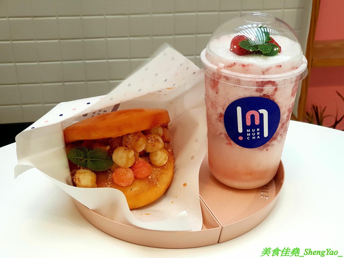 [台中北區]ㄇㄇ茶 MUR MUR CHA – 台中新開的創意茶飲咖啡店,粉色系少女心裝潢風格,還有可愛的小ㄇ精靈,餐點主打ㄈㄈ包,刈包內夾了台式炒麵、炸湯圓、珍珠冰淇淋,好特別又好好吃,價位不貴,停車