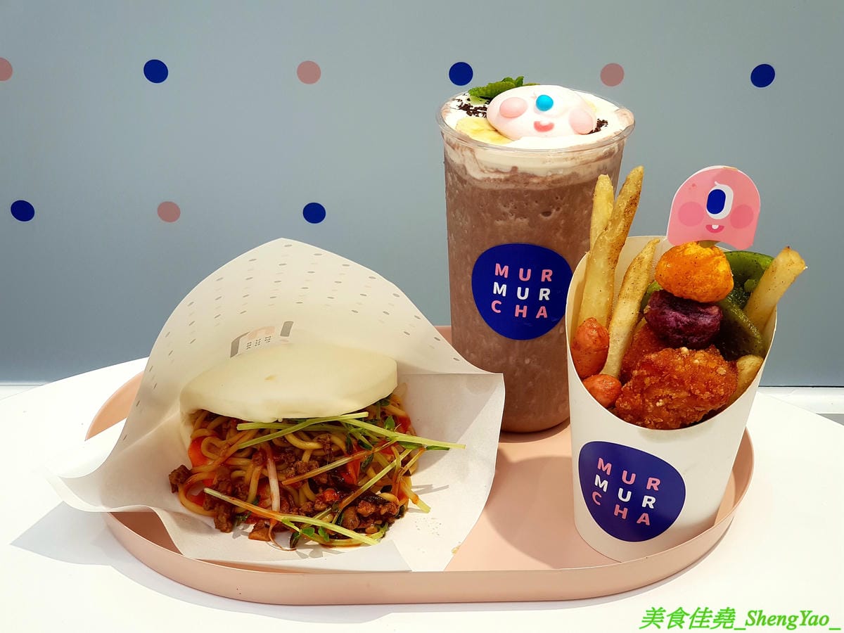 [台中北區]ㄇㄇ茶 MUR MUR CHA – 台中新開的創意茶飲咖啡店,粉色系少女心裝潢風格,還有可愛的小ㄇ精靈,餐點主打ㄈㄈ包,刈包內夾了台式炒麵、炸湯圓、珍珠冰淇淋,好特別又好好吃,價位不貴,停車