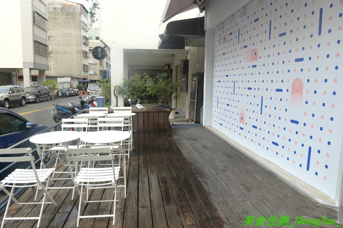 [台中北區]ㄇㄇ茶 MUR MUR CHA – 台中新開的創意茶飲咖啡店,粉色系少女心裝潢風格,還有可愛的小ㄇ精靈,餐點主打ㄈㄈ包,刈包內夾了台式炒麵、炸湯圓、珍珠冰淇淋,好特別又好好吃,價位不貴,停車