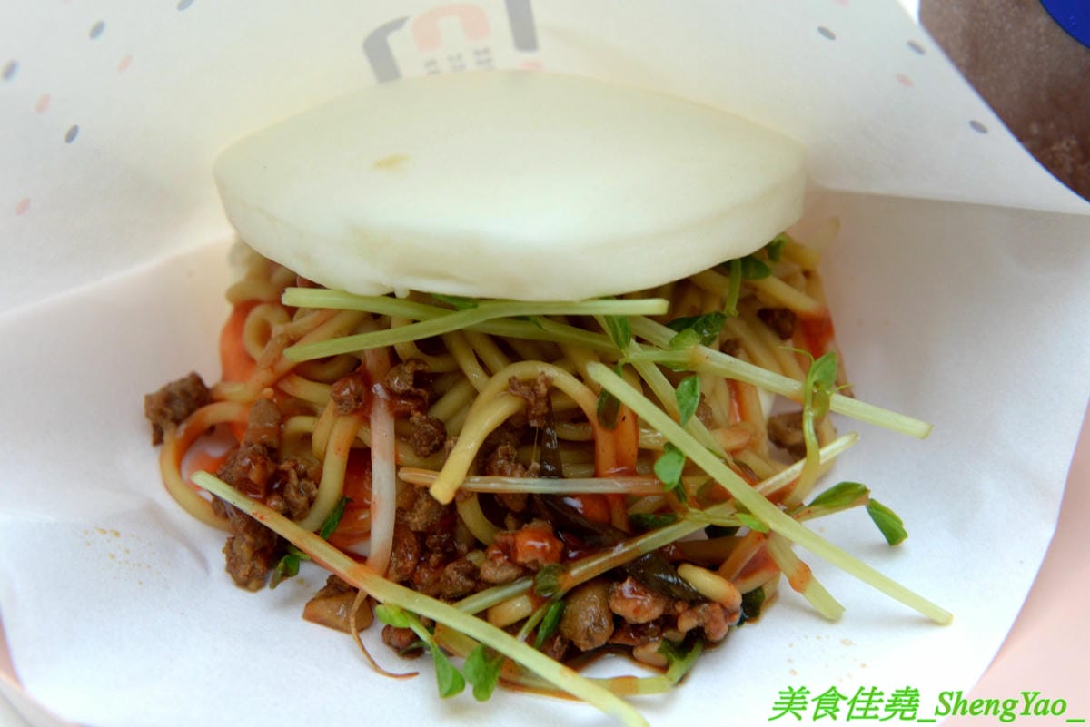 [台中北區]ㄇㄇ茶 MUR MUR CHA – 台中新開的創意茶飲咖啡店,粉色系少女心裝潢風格,還有可愛的小ㄇ精靈,餐點主打ㄈㄈ包,刈包內夾了台式炒麵、炸湯圓、珍珠冰淇淋,好特別又好好吃,價位不貴,停車