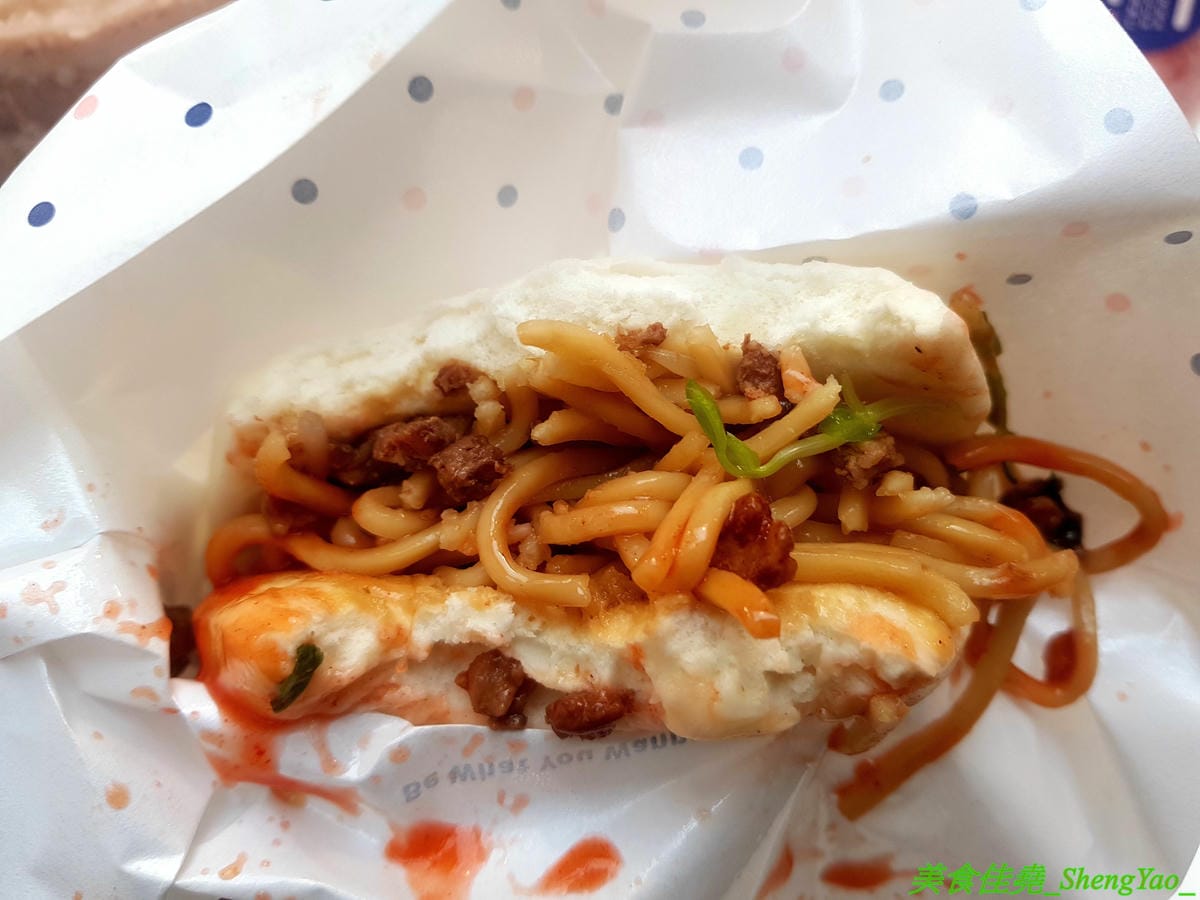 [台中北區]ㄇㄇ茶 MUR MUR CHA – 台中新開的創意茶飲咖啡店,粉色系少女心裝潢風格,還有可愛的小ㄇ精靈,餐點主打ㄈㄈ包,刈包內夾了台式炒麵、炸湯圓、珍珠冰淇淋,好特別又好好吃,價位不貴,停車
