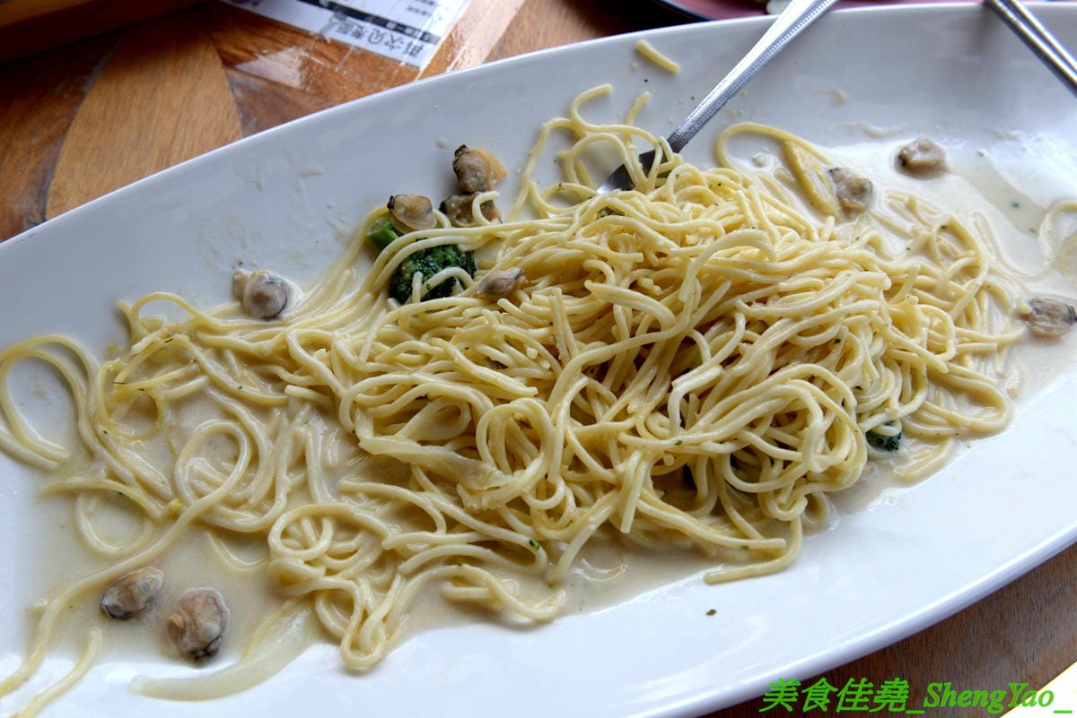 [台中沙鹿]再次見麵 2019新菜單 – 史上最狂超霸氣蛤蠣義大利麵,蛤蠣數量超過100顆,讓你痛風痛好痛滿,另外還有肉多多焗烤飯,正常份量1.5倍,外加豬排和雞腿排雙肉肉,肉多飯多吃到撐。(已歇業)