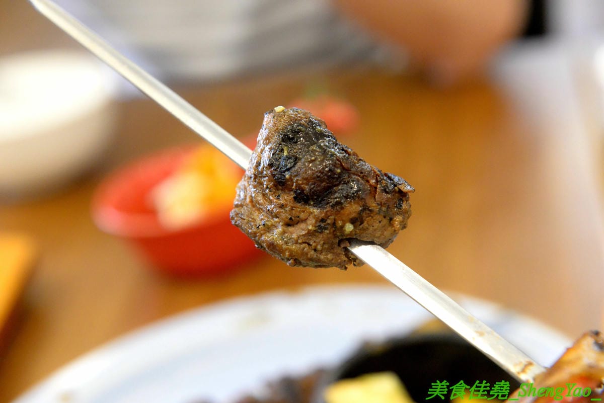 [台中西區]米咖薩Micasa – 台中新開的異國料理餐廳,少見特色風味料理,大推”熱炒脆皮豬頰肉”,菲律賓國民美食,酥脆涮嘴好好吃,漂亮的白色玻璃屋外觀,”被偷走的那五年”電影拍攝場景之一。(已歇