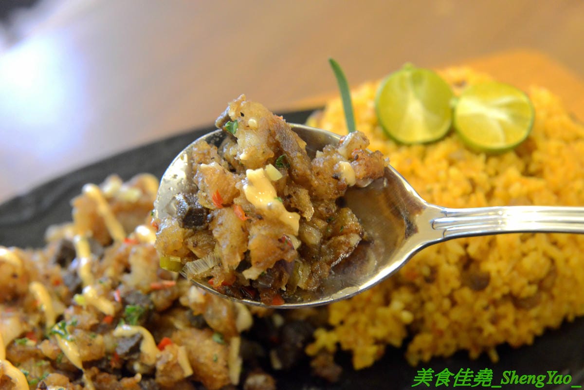 [台中西區]米咖薩Micasa – 台中新開的異國料理餐廳,少見特色風味料理,大推”熱炒脆皮豬頰肉”,菲律賓國民美食,酥脆涮嘴好好吃,漂亮的白色玻璃屋外觀,”被偷走的那五年”電影拍攝場景之一。(已歇