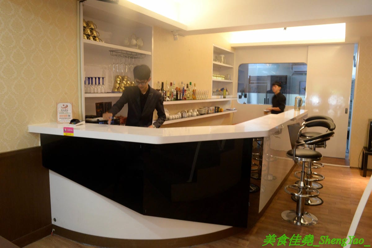 [台中西區]米咖薩Micasa – 台中新開的異國料理餐廳,少見特色風味料理,大推”熱炒脆皮豬頰肉”,菲律賓國民美食,酥脆涮嘴好好吃,漂亮的白色玻璃屋外觀,”被偷走的那五年”電影拍攝場景之一。(已歇