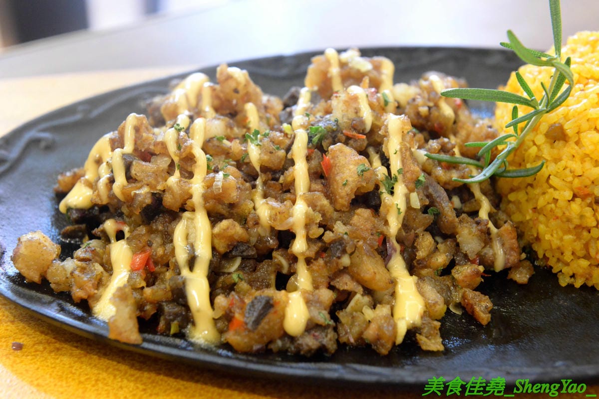 [台中西區]米咖薩Micasa – 台中新開的異國料理餐廳,少見特色風味料理,大推”熱炒脆皮豬頰肉”,菲律賓國民美食,酥脆涮嘴好好吃,漂亮的白色玻璃屋外觀,”被偷走的那五年”電影拍攝場景之一。(已歇