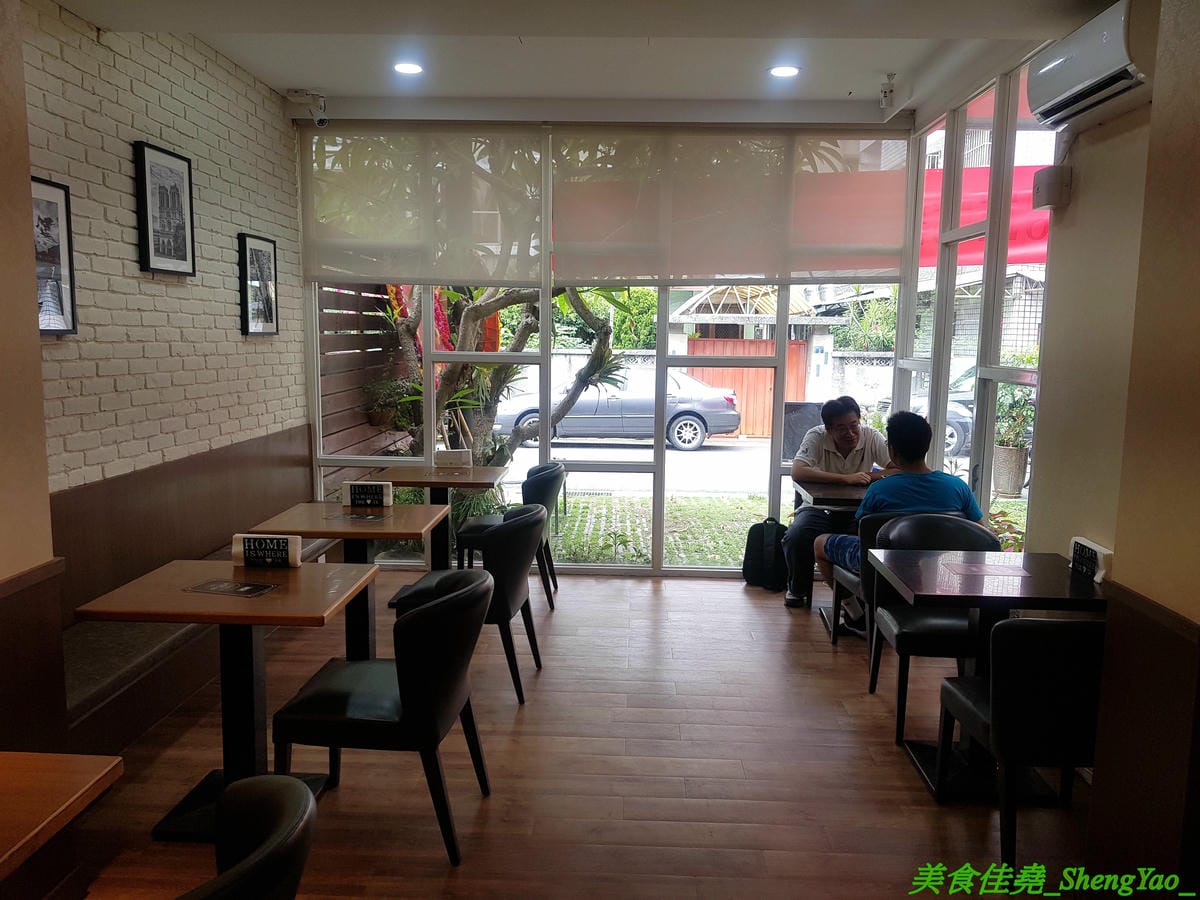 [台中西區]米咖薩Micasa – 台中新開的異國料理餐廳,少見特色風味料理,大推”熱炒脆皮豬頰肉”,菲律賓國民美食,酥脆涮嘴好好吃,漂亮的白色玻璃屋外觀,”被偷走的那五年”電影拍攝場景之一。(已歇