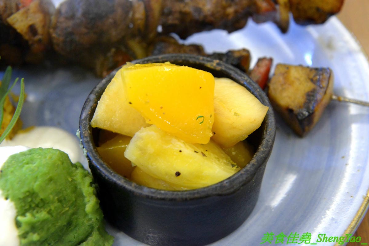 [台中西區]米咖薩Micasa – 台中新開的異國料理餐廳,少見特色風味料理,大推”熱炒脆皮豬頰肉”,菲律賓國民美食,酥脆涮嘴好好吃,漂亮的白色玻璃屋外觀,”被偷走的那五年”電影拍攝場景之一。(已歇