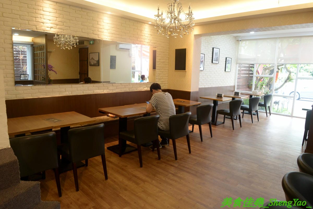 [台中西區]米咖薩Micasa – 台中新開的異國料理餐廳,少見特色風味料理,大推”熱炒脆皮豬頰肉”,菲律賓國民美食,酥脆涮嘴好好吃,漂亮的白色玻璃屋外觀,”被偷走的那五年”電影拍攝場景之一。(已歇