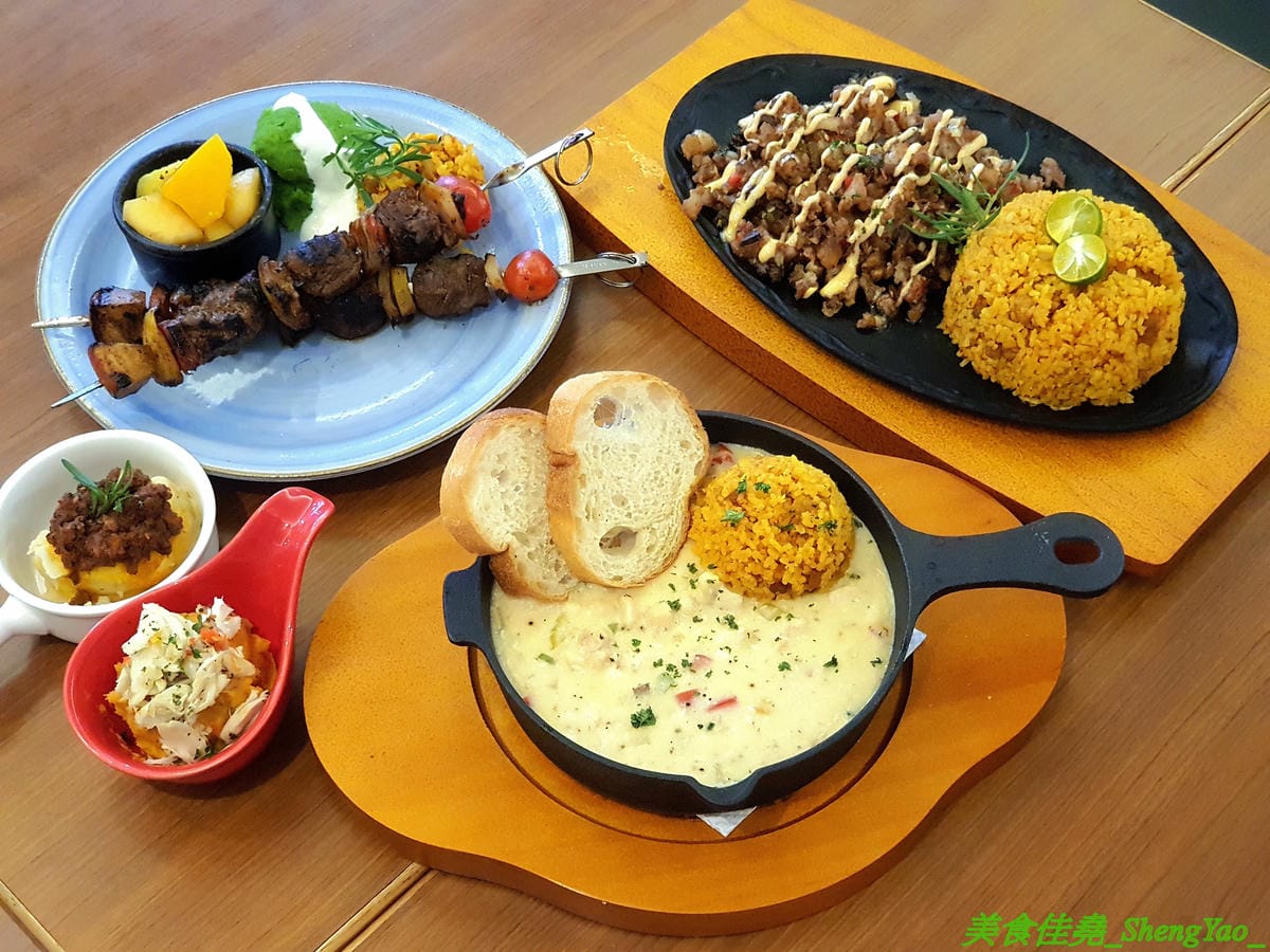 [台中西區]米咖薩Micasa – 台中新開的異國料理餐廳,少見特色風味料理,大推”熱炒脆皮豬頰肉”,菲律賓國民美食,酥脆涮嘴好好吃,漂亮的白色玻璃屋外觀,”被偷走的那五年”電影拍攝場景之一。(已歇