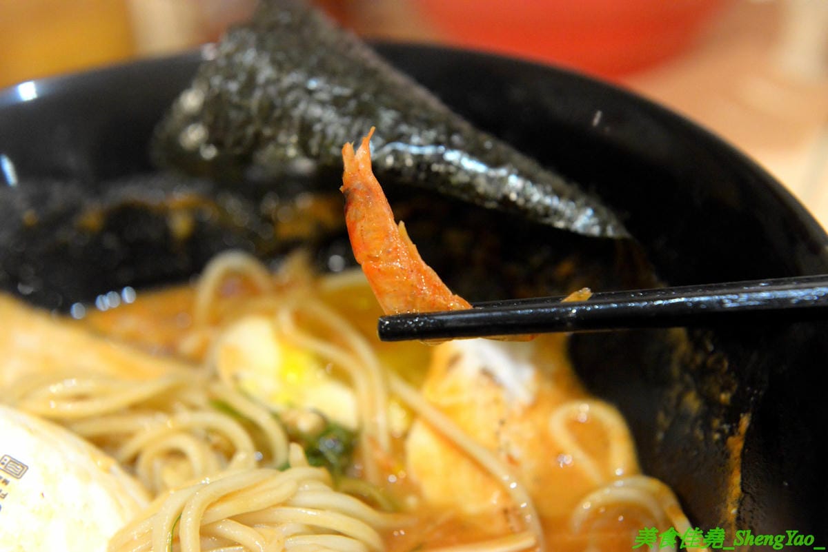 [台中西區]蝦蝦拉麵 元氣屋 2019新店面 – 來自日本秋田的連鎖拉麵在台中重新營業了,老闆夫妻都是日本人,自家製麵,湯頭有特色,滿滿蝦子精華味道超濃超蝦,不能吃蝦的也有雞湯醬油拉麵,一樣好