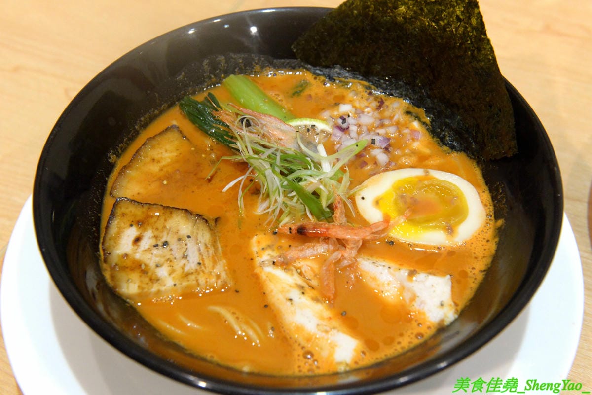 [台中西區]蝦蝦拉麵 元氣屋 2019新店面 – 來自日本秋田的連鎖拉麵在台中重新營業了,老闆夫妻都是日本人,自家製麵,湯頭有特色,滿滿蝦子精華味道超濃超蝦,不能吃蝦的也有雞湯醬油拉麵,一樣好