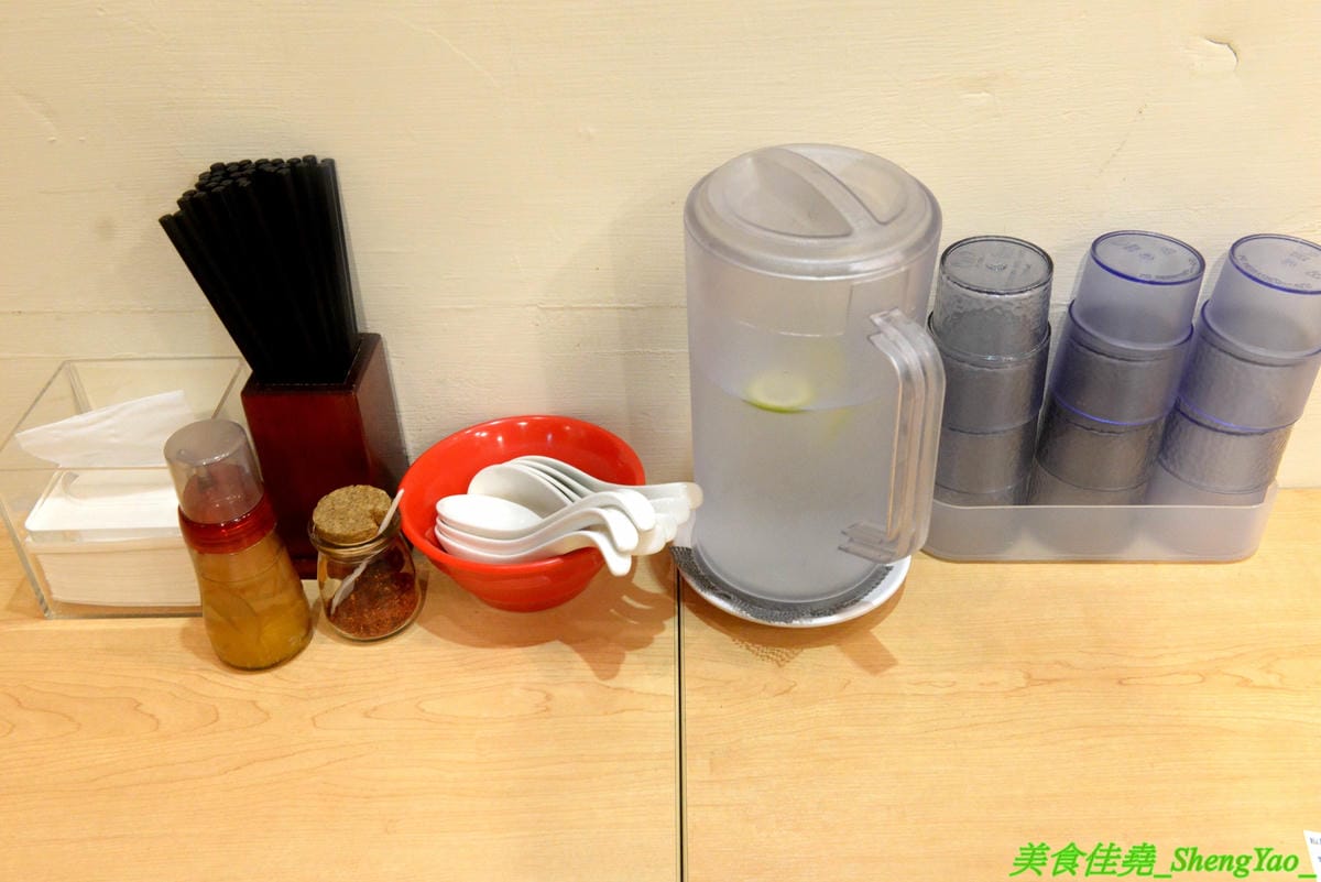 [台中西區]蝦蝦拉麵 元氣屋 2019新店面 – 來自日本秋田的連鎖拉麵在台中重新營業了,老闆夫妻都是日本人,自家製麵,湯頭有特色,滿滿蝦子精華味道超濃超蝦,不能吃蝦的也有雞湯醬油拉麵,一樣好