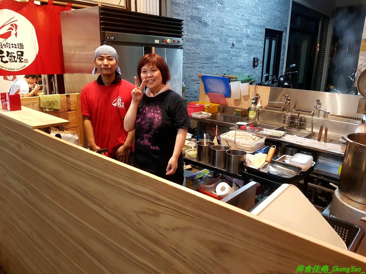 [台中西區]蝦蝦拉麵 元氣屋 2019新店面 – 來自日本秋田的連鎖拉麵在台中重新營業了,老闆夫妻都是日本人,自家製麵,湯頭有特色,滿滿蝦子精華味道超濃超蝦,不能吃蝦的也有雞湯醬油拉麵,一樣好