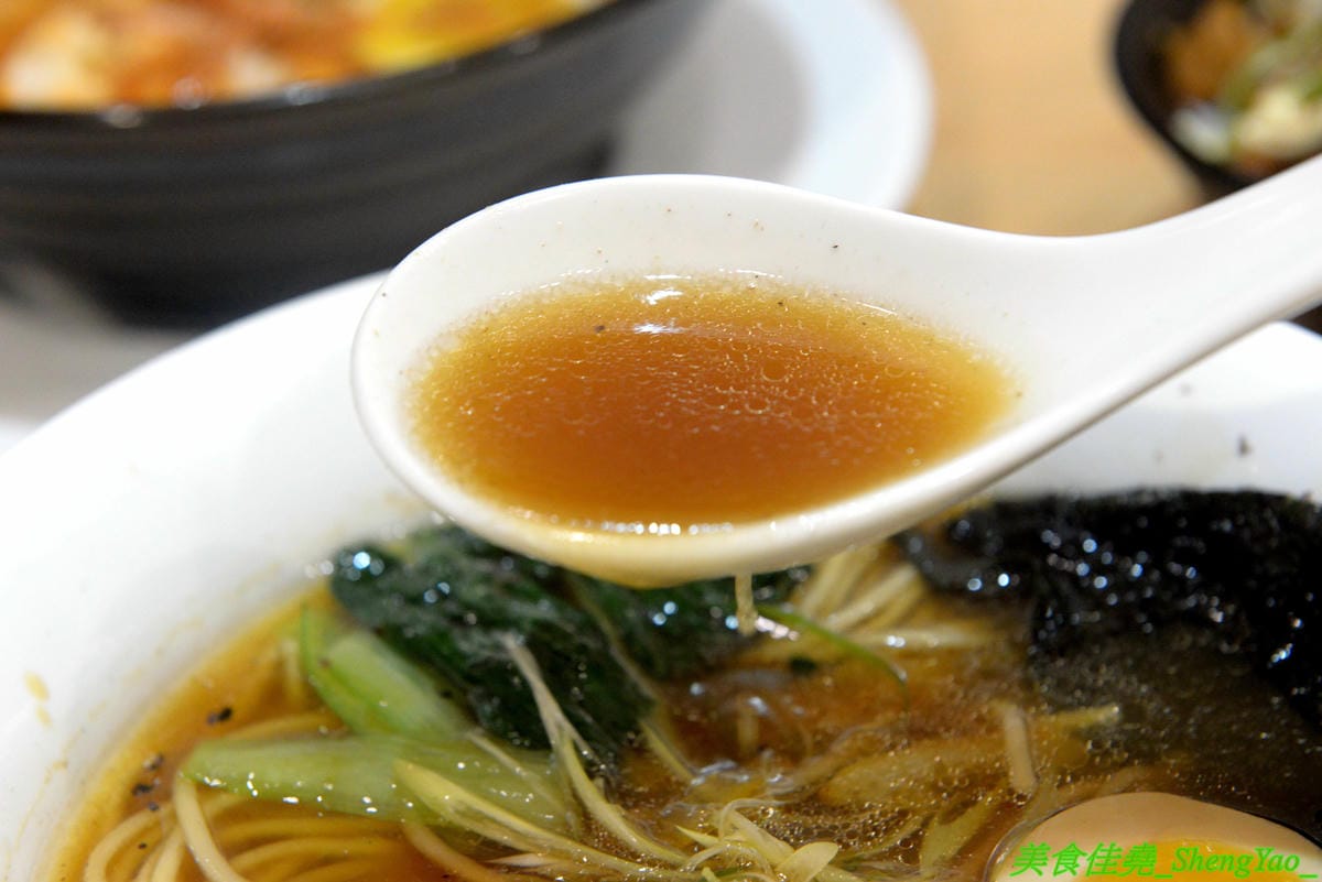 [台中西區]蝦蝦拉麵 元氣屋 2019新店面 – 來自日本秋田的連鎖拉麵在台中重新營業了,老闆夫妻都是日本人,自家製麵,湯頭有特色,滿滿蝦子精華味道超濃超蝦,不能吃蝦的也有雞湯醬油拉麵,一樣好