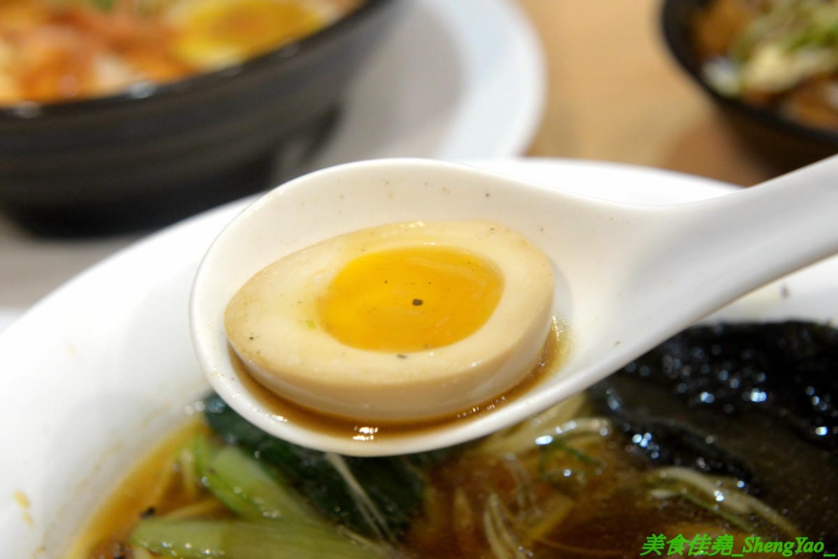 [台中西區]蝦蝦拉麵 元氣屋 2019新店面 – 來自日本秋田的連鎖拉麵在台中重新營業了,老闆夫妻都是日本人,自家製麵,湯頭有特色,滿滿蝦子精華味道超濃超蝦,不能吃蝦的也有雞湯醬油拉麵,一樣好