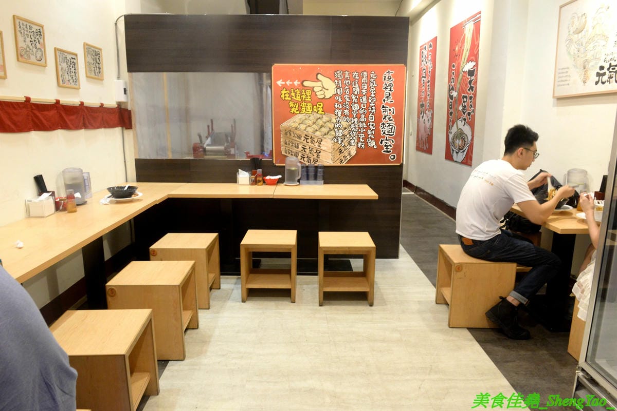 [台中西區]蝦蝦拉麵 元氣屋 2019新店面 – 來自日本秋田的連鎖拉麵在台中重新營業了,老闆夫妻都是日本人,自家製麵,湯頭有特色,滿滿蝦子精華味道超濃超蝦,不能吃蝦的也有雞湯醬油拉麵,一樣好