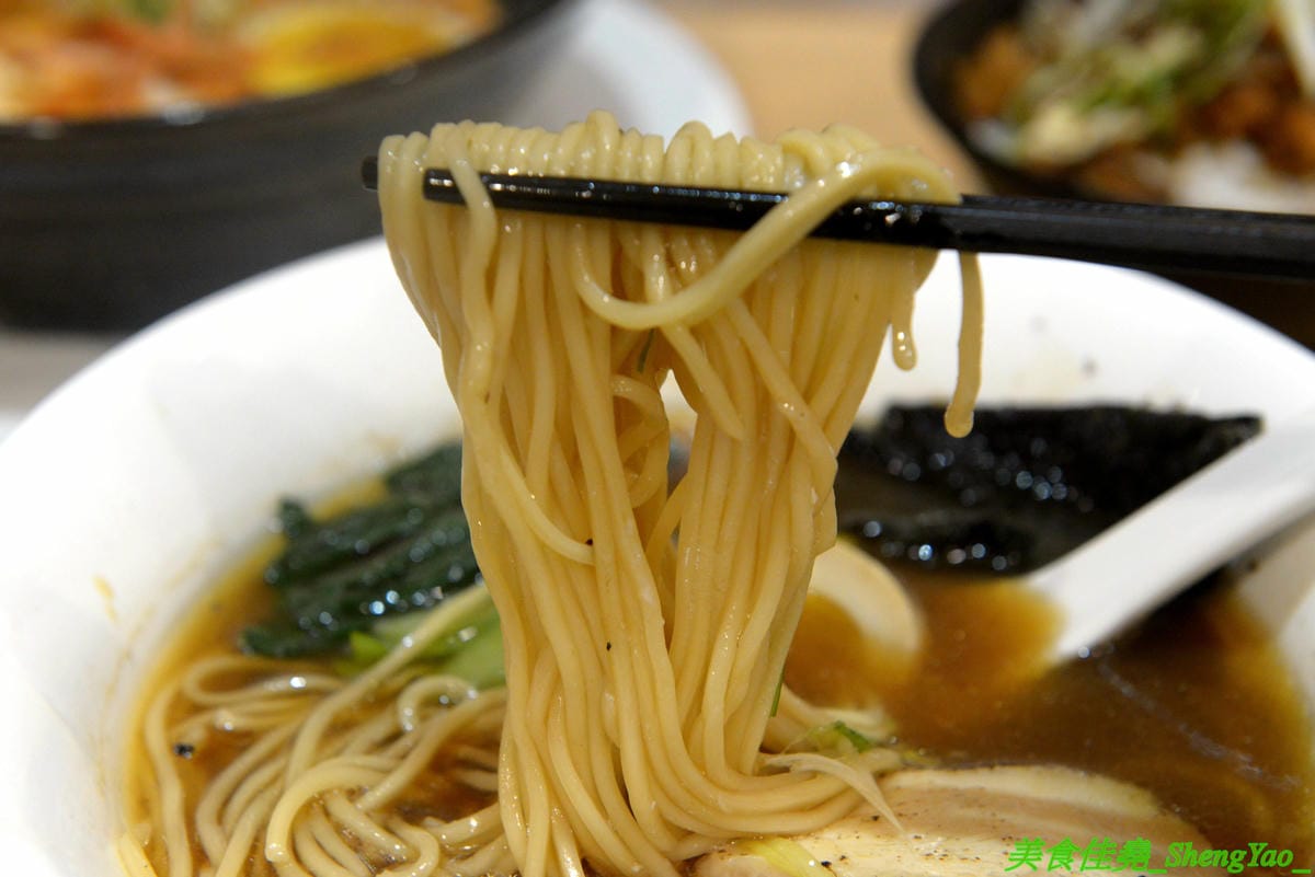 [台中西區]蝦蝦拉麵 元氣屋 2019新店面 – 來自日本秋田的連鎖拉麵在台中重新營業了,老闆夫妻都是日本人,自家製麵,湯頭有特色,滿滿蝦子精華味道超濃超蝦,不能吃蝦的也有雞湯醬油拉麵,一樣好