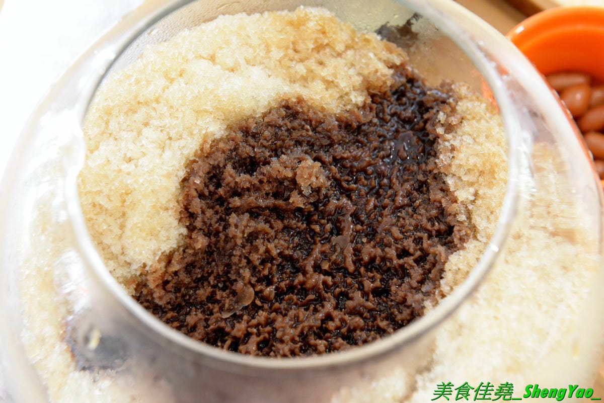 [台中北屯]ㄎㄎ冰果室 – 台中新開的超狂創意無極限冰果室,吃冰就送滷肉飯,剉冰整個超浮誇,大人味的冰是台啤加黑咖啡的冰磚,旁邊還附一杯大摩12年威士忌,水果冰也很扯,8種水果又多又大塊連