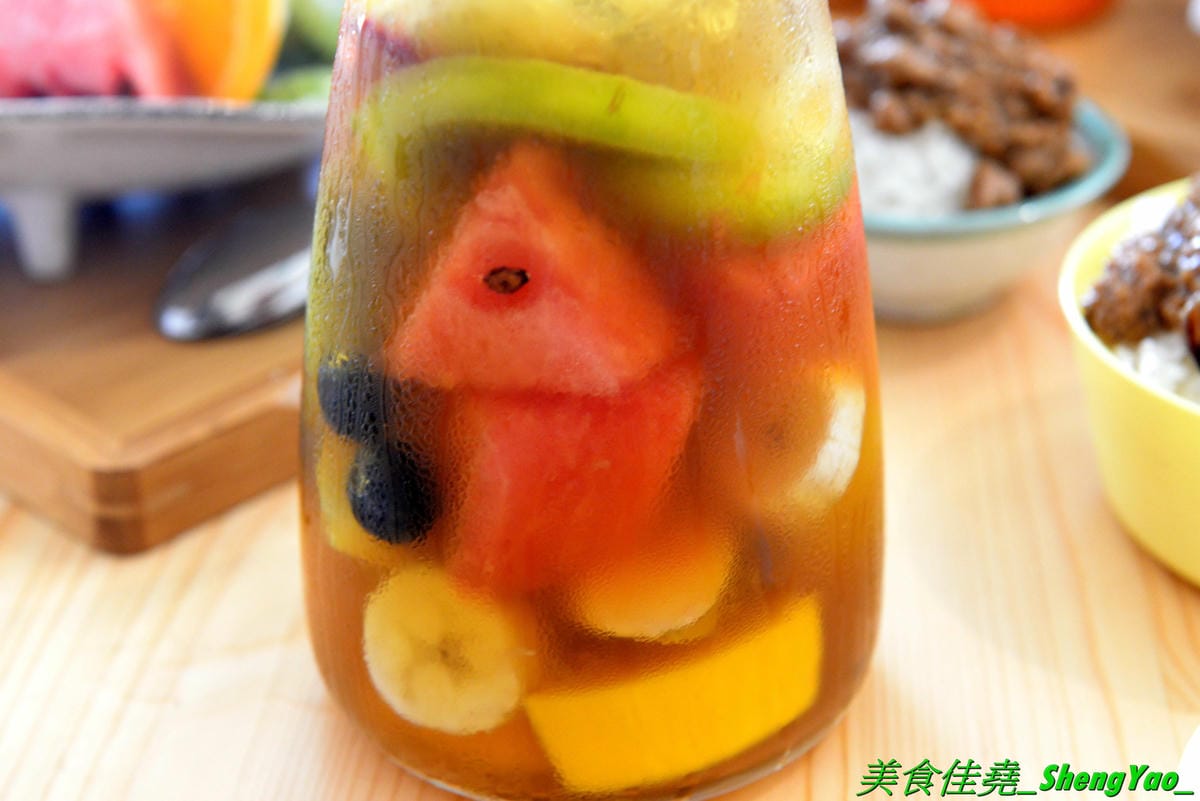 [台中北屯]ㄎㄎ冰果室 – 台中新開的超狂創意無極限冰果室,吃冰就送滷肉飯,剉冰整個超浮誇,大人味的冰是台啤加黑咖啡的冰磚,旁邊還附一杯大摩12年威士忌,水果冰也很扯,8種水果又多又大塊連