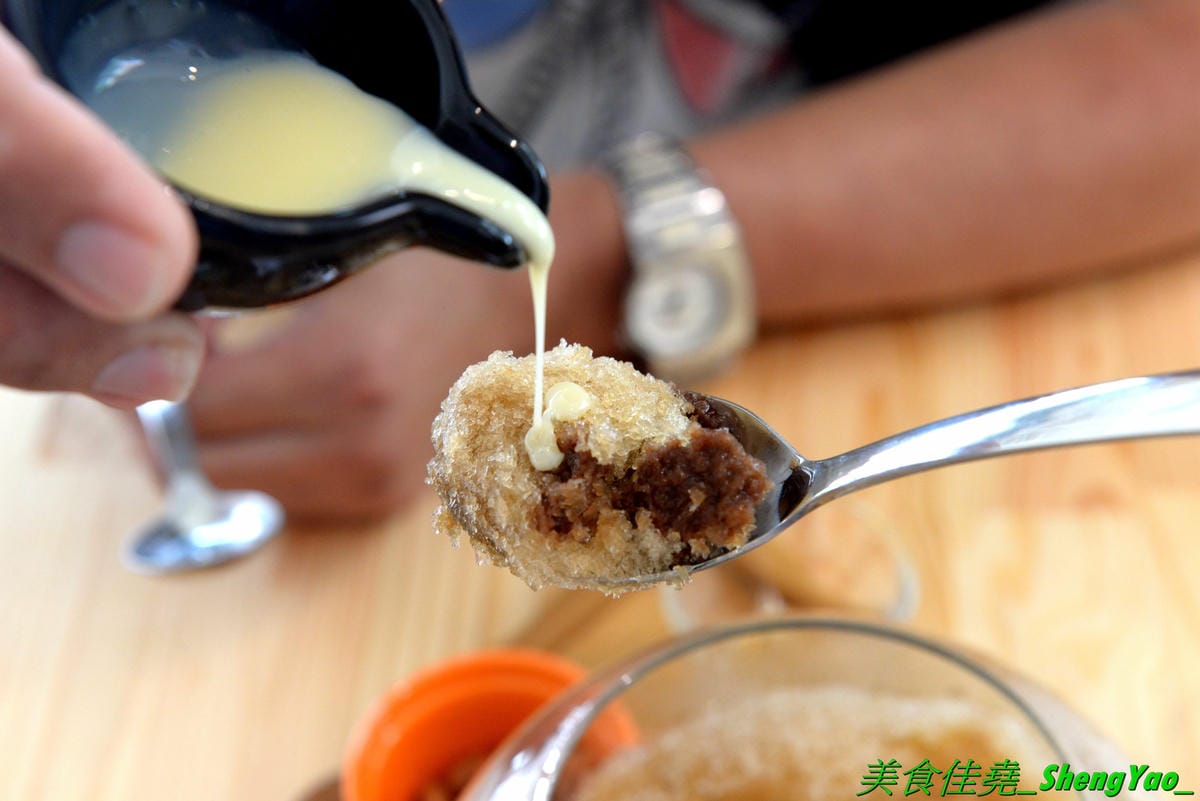 [台中北屯]ㄎㄎ冰果室 – 台中新開的超狂創意無極限冰果室,吃冰就送滷肉飯,剉冰整個超浮誇,大人味的冰是台啤加黑咖啡的冰磚,旁邊還附一杯大摩12年威士忌,水果冰也很扯,8種水果又多又大塊連