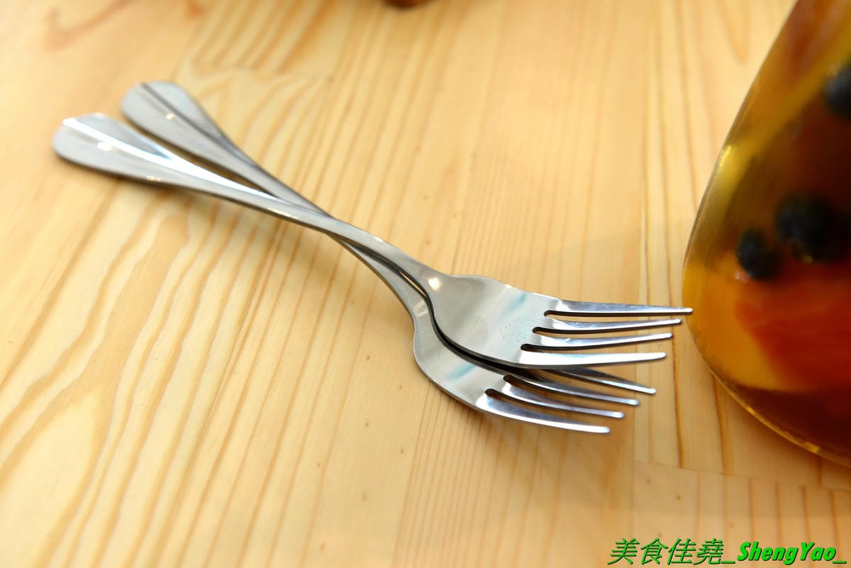[台中北屯]ㄎㄎ冰果室 – 台中新開的超狂創意無極限冰果室,吃冰就送滷肉飯,剉冰整個超浮誇,大人味的冰是台啤加黑咖啡的冰磚,旁邊還附一杯大摩12年威士忌,水果冰也很扯,8種水果又多又大塊連